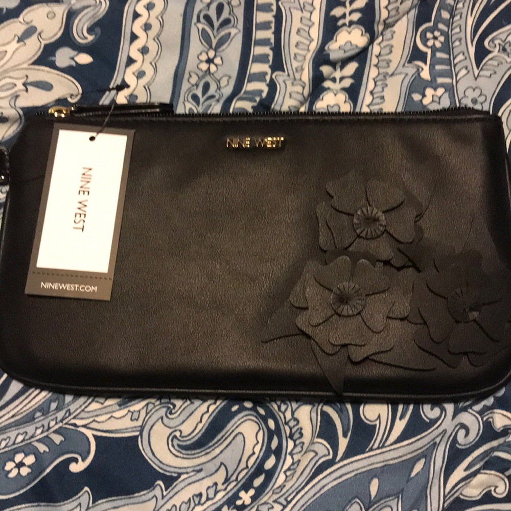 🎨Nine West Wristlet🎨Bundle and Save!